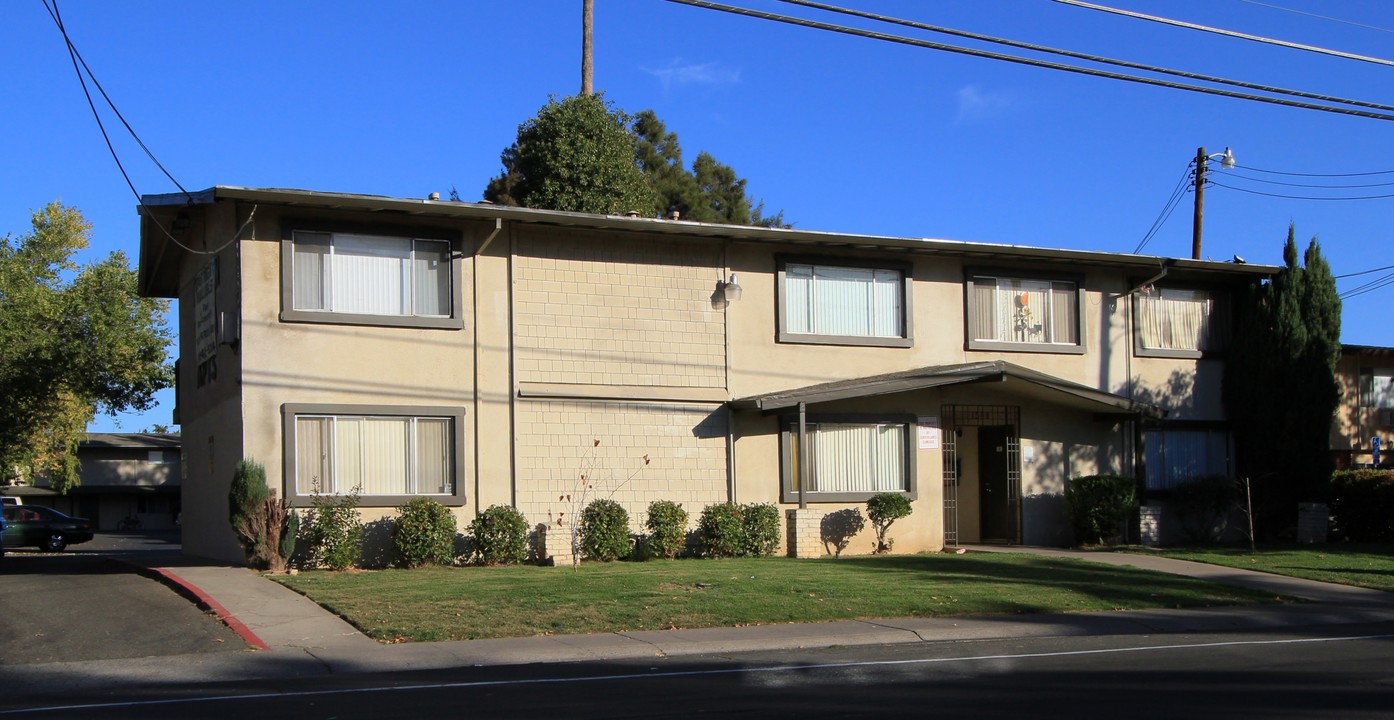 Arden Villa Apartments in Sacramento, CA - Building Photo