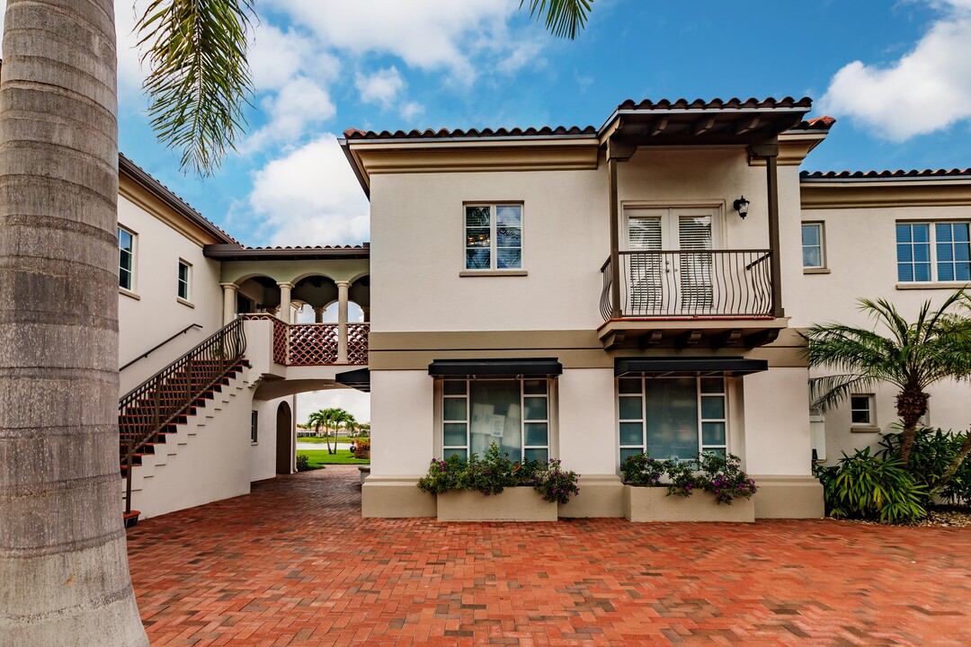3150 Village Walk Cir, Unit 200 in Naples, FL - Building Photo