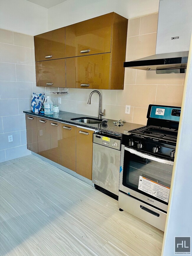 78 Ridge St-Unit -5 PENDING in New York, NY - Foto de edificio - Building Photo