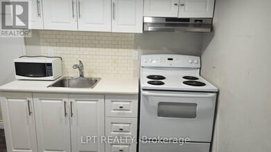 3492 Fountain Park Ave in Mississauga, ON - Building Photo - Building Photo