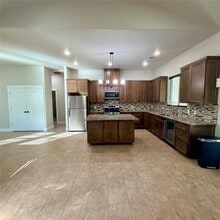 127 Comanche Trail in Elgin, TX - Building Photo - Building Photo