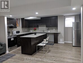 15 Kalmia Rd in Brampton, ON - Building Photo - Building Photo