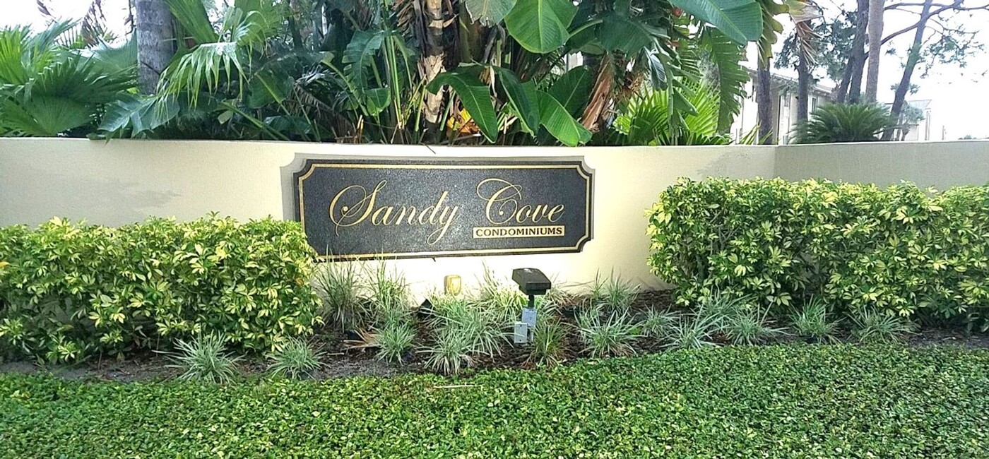 556 Orange Dr-Unit -1 in Altamonte Springs, FL - Building Photo