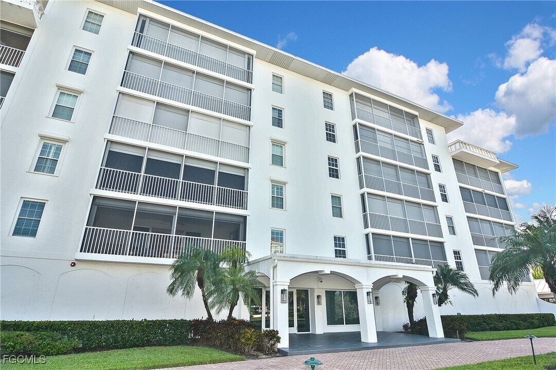 1200 Gulf Shore Blvd N in Naples, FL - Building Photo