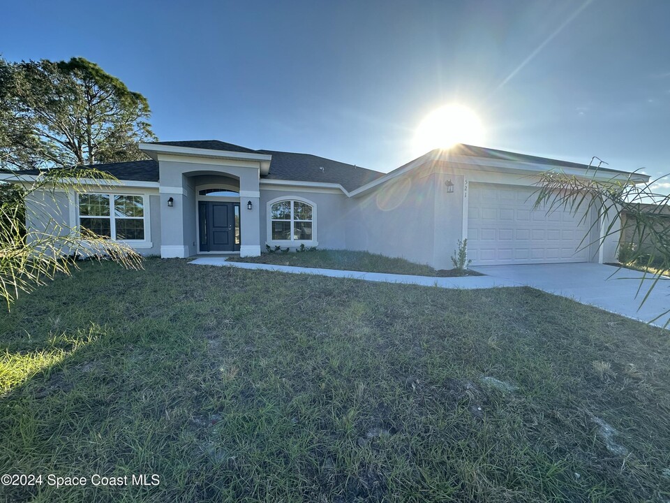 521 Jupiter Blvd NW in Palm Bay, FL - Building Photo