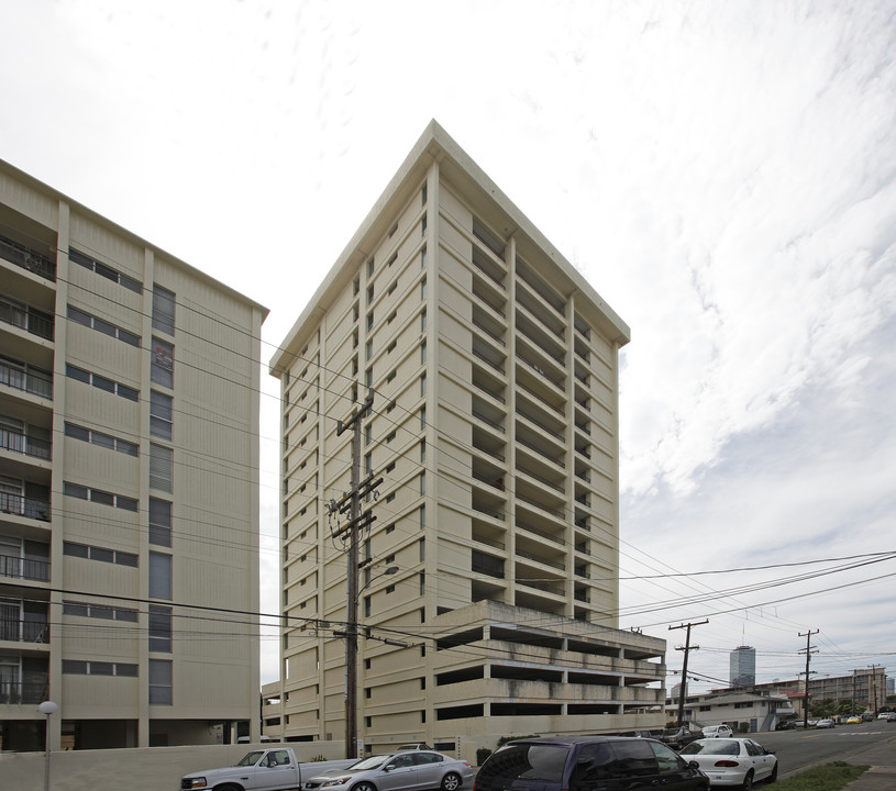 H&M Apartments in Honolulu, HI - Building Photo