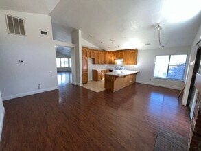 8484 Hollow Oaks Ct in Sacramento, CA - Building Photo - Building Photo