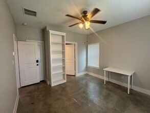 703 Maple St, Unit 703 in Commerce, TX - Foto de edificio - Building Photo