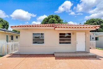 2474 SW 17th St in Miami, FL - Building Photo - Building Photo