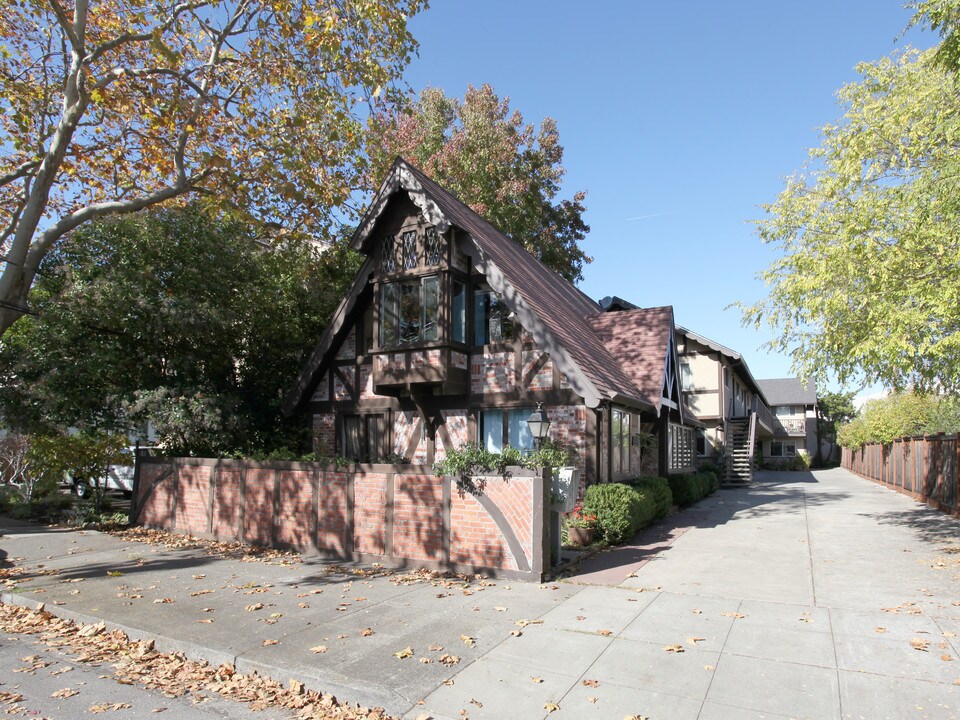 22 Belle Ave in San Anselmo, CA - Foto de edificio