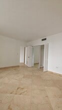 825 Brickell Bay Dr, Unit 542 in Miami, FL - Building Photo - Building Photo