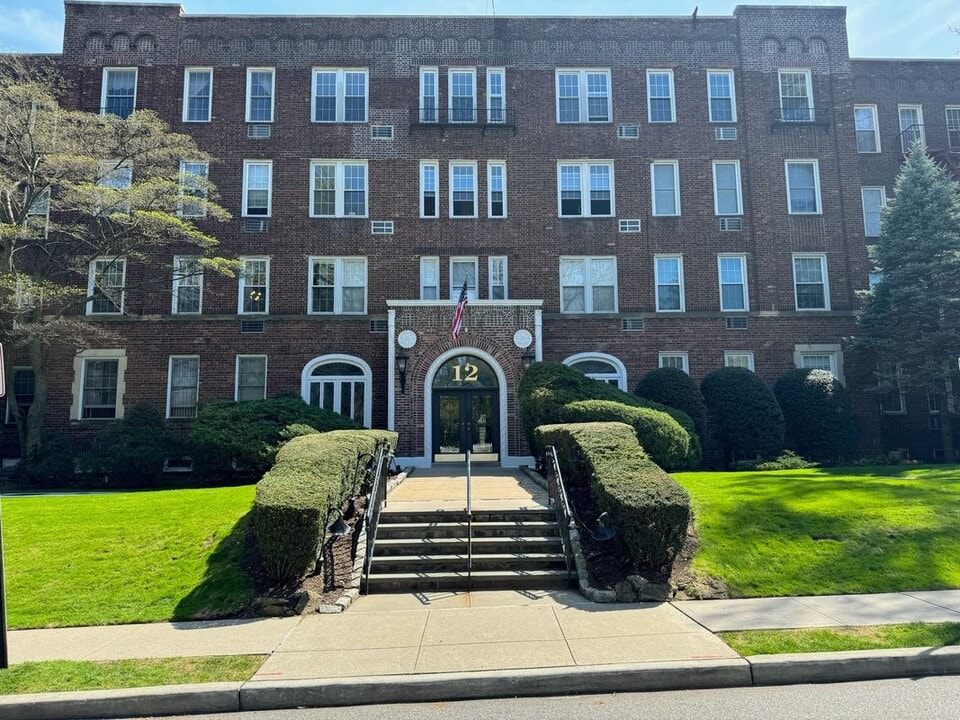 12 Hamilton Pl in Garden City, NY - Building Photo
