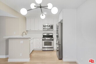 8300 Manitoba St in Los Angeles, CA - Foto de edificio - Building Photo