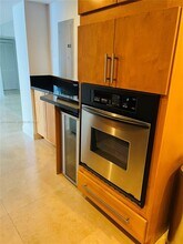 2333 Brickell Ave in Miami, FL - Building Photo - Building Photo