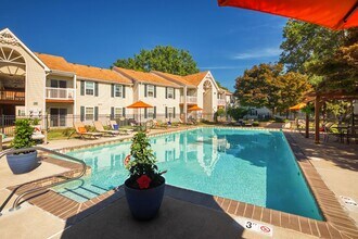 Pembroke Crossing Apartments in Virginia Beach, VA - Building Photo - Building Photo