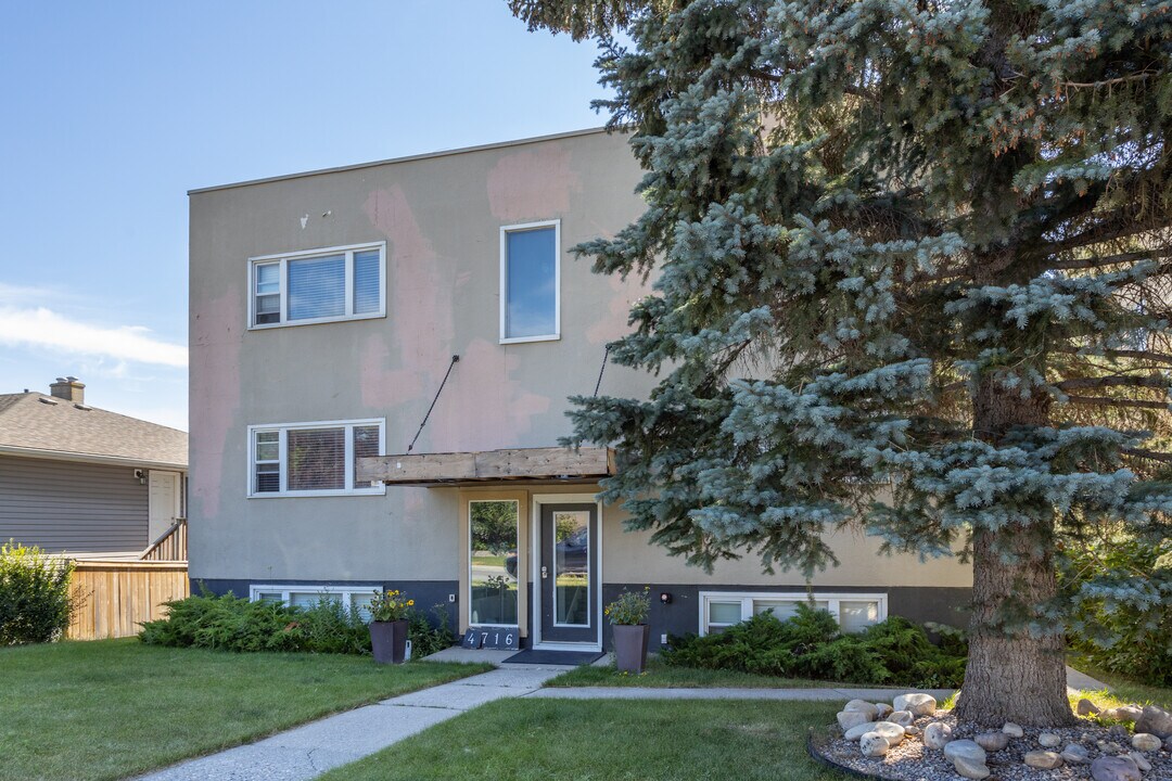 4716 Stanley Rd SW in Calgary, AB - Building Photo