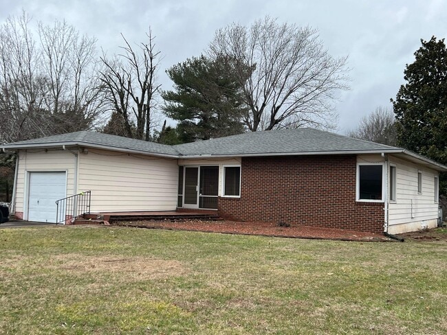 310 Carbon City Rd in Morganton, NC - Foto de edificio - Building Photo