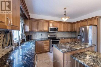 221 Tonner Crescent in Aurora, ON - Building Photo - Building Photo