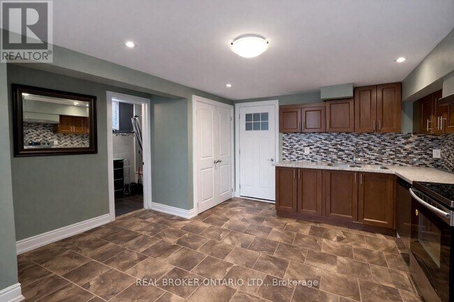 926 Flagship Dr in Mississauga, ON - Building Photo - Building Photo