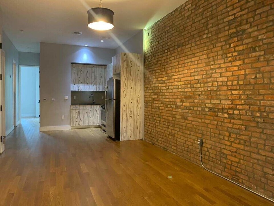 313 Pulaski St in Brooklyn, NY - Building Photo