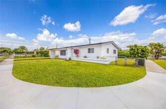 8801 SW 17th St in Miami, FL - Building Photo - Building Photo
