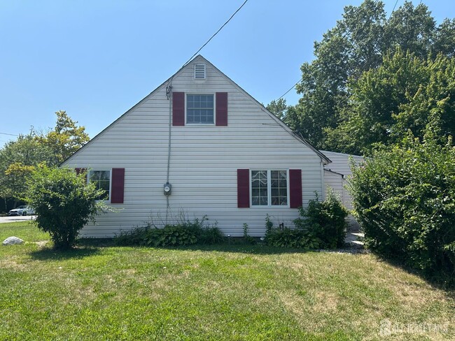 128 Homes Park Ave in Woodbridge Township, NJ - Building Photo - Building Photo