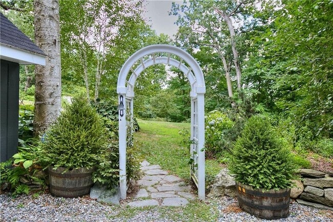 14 Spruce Hill Rd in Weston, CT - Building Photo - Building Photo