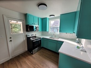 1574 SE Sherrett Street in Portland, OR - Foto de edificio - Building Photo