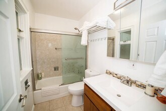 2428 Alki Ave SW-Unit -SI ID1051257P in Seattle, WA - Building Photo - Building Photo