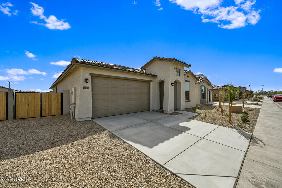 24137 W Hilton Ave in Buckeye, AZ - Foto de edificio