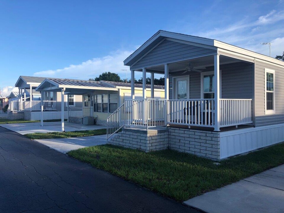 Rainbow Village in Zephyrhills, FL - Building Photo