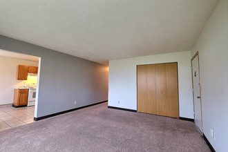 Stoneview Apartment Community in Moorhead, MN - Building Photo - Building Photo