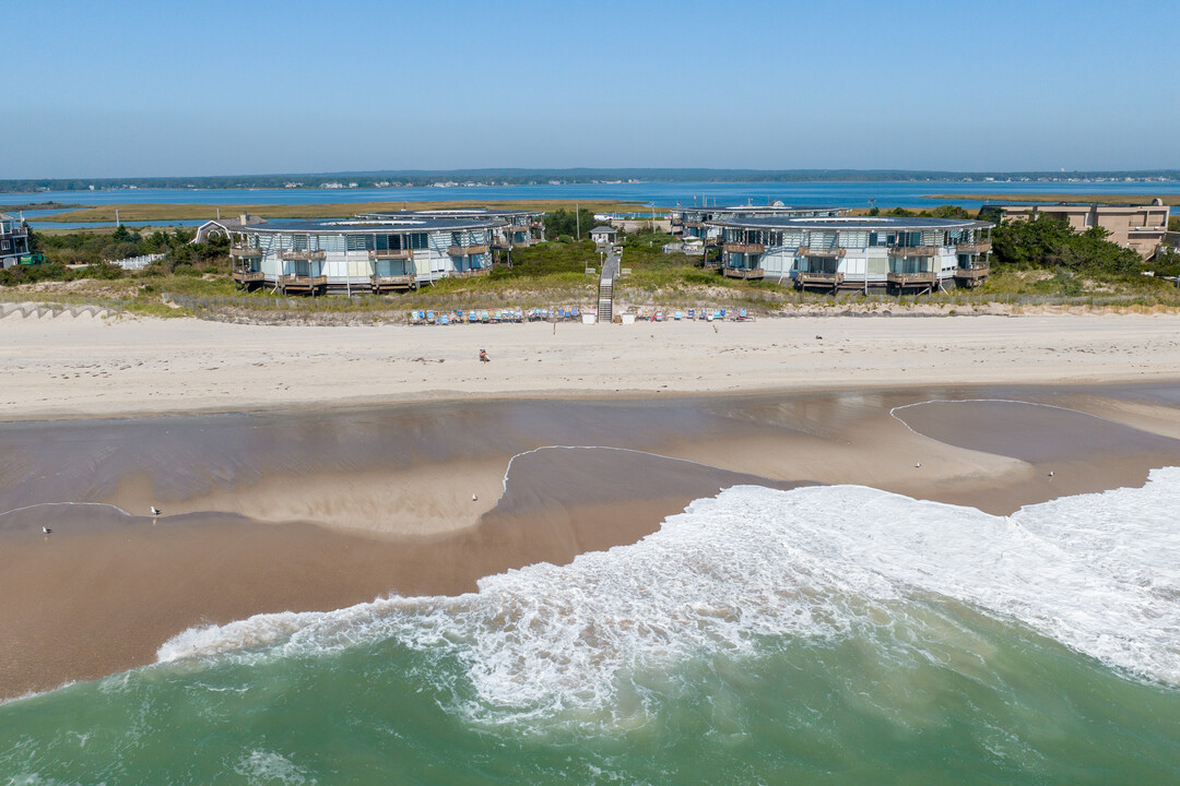 101 Dune Rd in East Quogue, NY - Building Photo