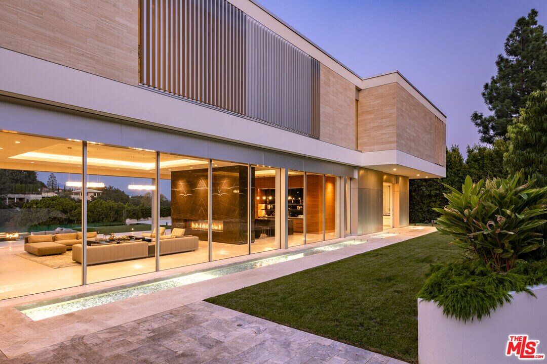 642 Perugia Way in Los Angeles, CA - Foto de edificio