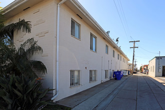 Apartments on Cass St. in San Diego, CA - Building Photo - Building Photo