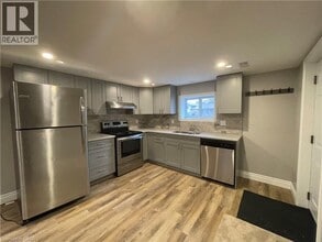 124 Forest Hill Dr in Kitchener, ON - Building Photo - Building Photo