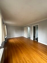 18348 SE River Rd in Milwaukie, OR - Foto de edificio - Building Photo