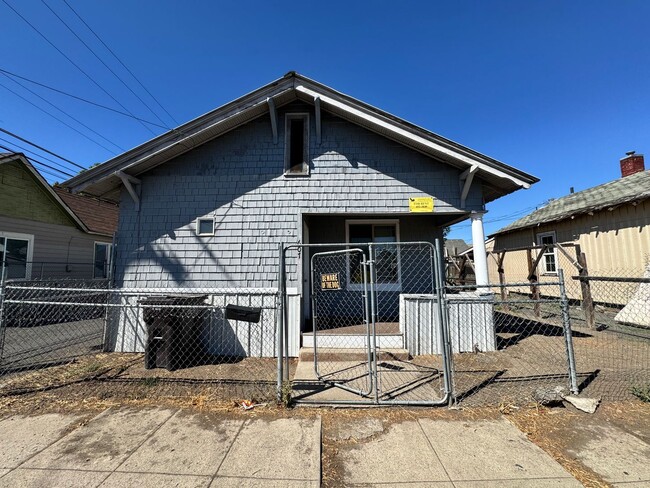 property at 607 E Walnut St