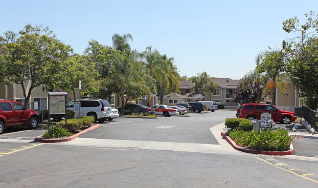 Village Walk in Lemon Grove, CA - Foto de edificio - Building Photo