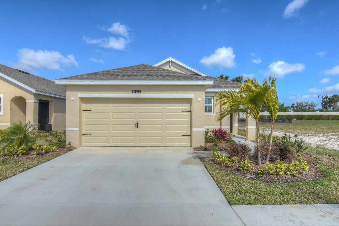 11236 SW Hadley St in Port St. Lucie, FL - Foto de edificio