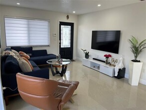 394 NW 133rd Ct in Miami, FL - Foto de edificio - Building Photo