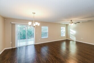 2386 Christi Lakes Court in Jacksonville, FL - Foto de edificio - Building Photo