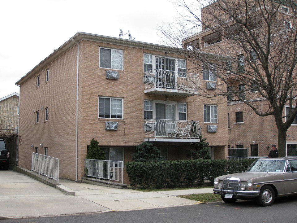 42-15 212th St in Flushing, NY - Building Photo