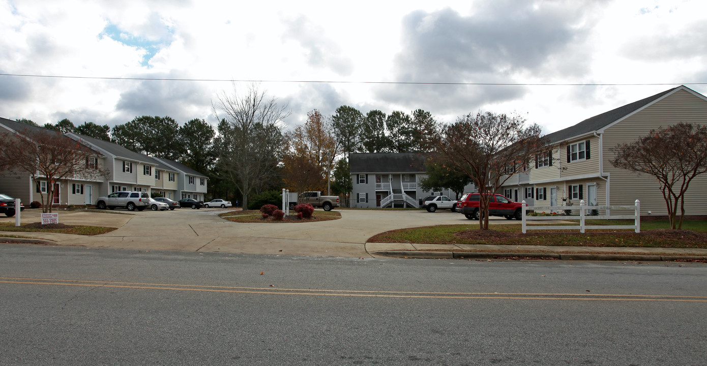 323 E Moore St in Clayton, NC - Building Photo