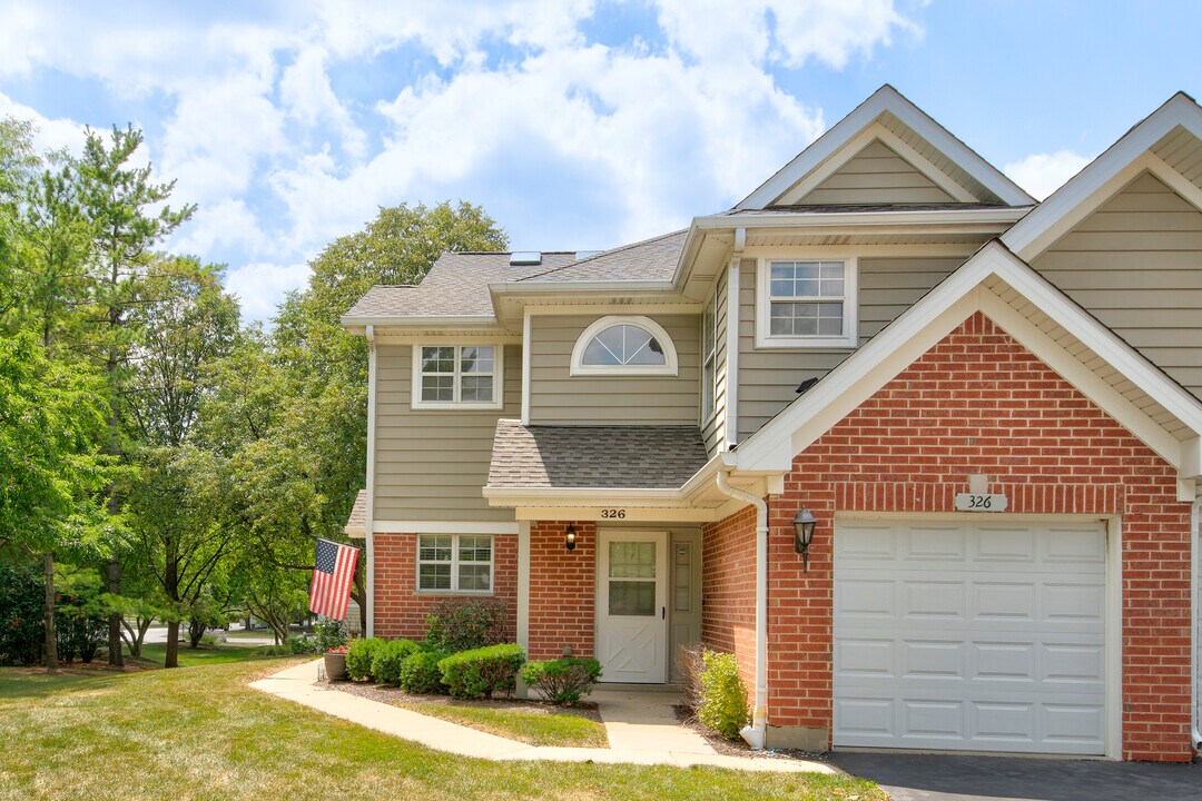 326 Debbie Ln in Schaumburg, IL - Building Photo