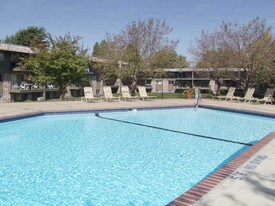 Four Seasons Villa in Plymouth, MN - Building Photo