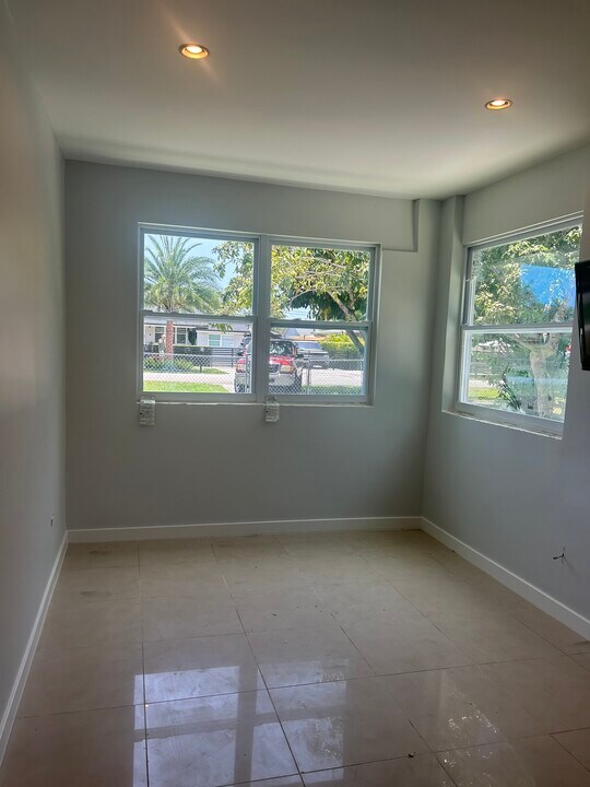 6859 SW 37th St in Miami, FL - Building Photo