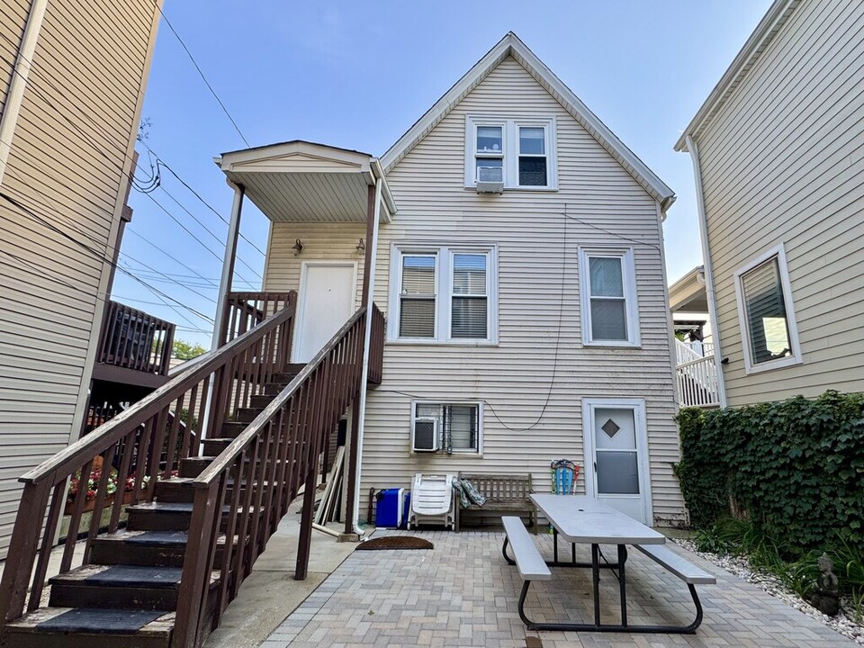 1721 W Nelson St, Unit A09W in Chicago, IL - Building Photo