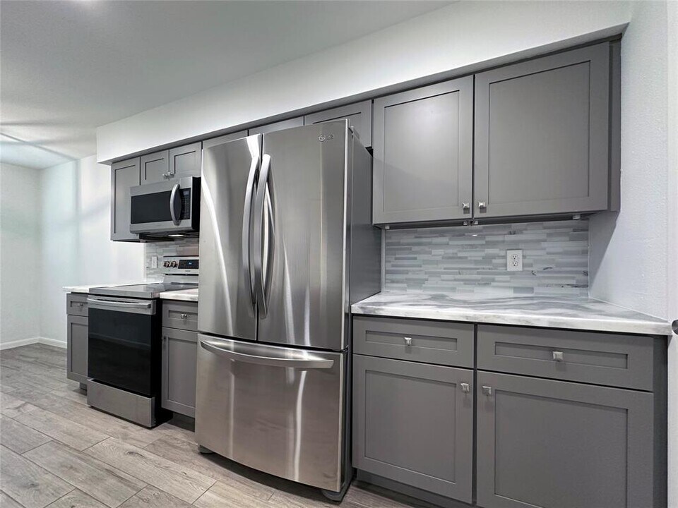 5528 Beverly Hill St in Houston, TX - Building Photo