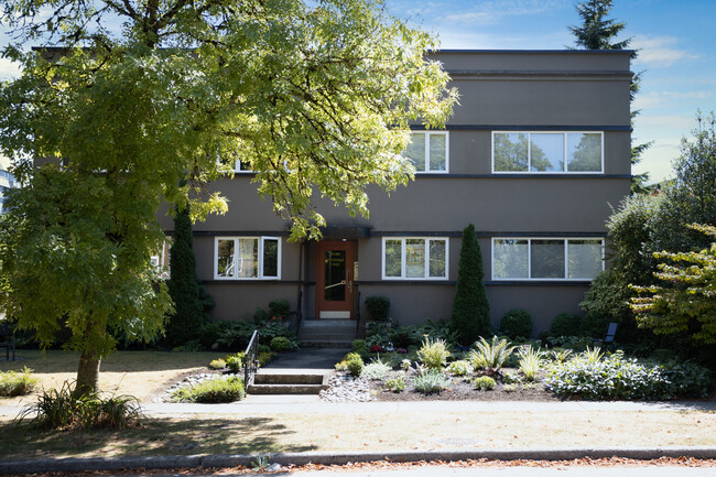 Kerrisdale Crest in Vancouver, BC - Building Photo - Building Photo